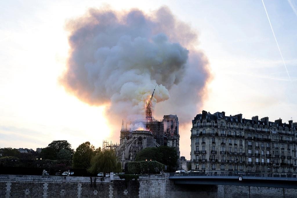 nha tho duc ba paris bi chay anh 1