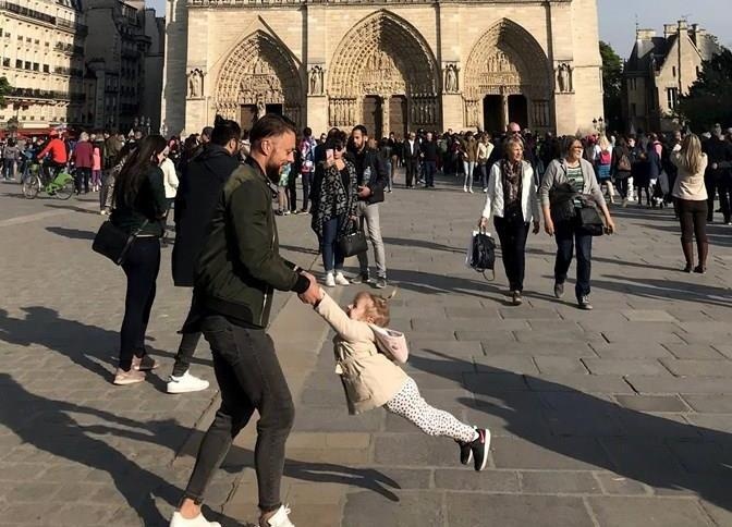 Anh 'cha va con gai' vui dua truoc Nha tho Duc Ba Paris gay sot hinh anh