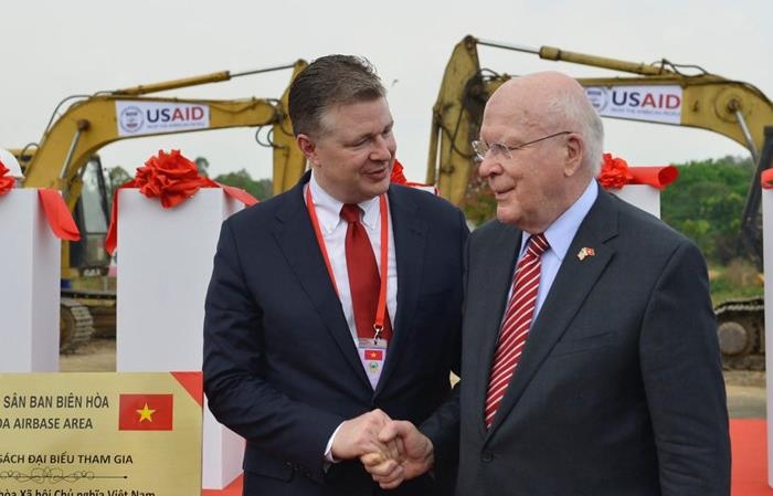 Tay doc san bay Bien Hoa - 'xoa bo bong ma qua khu con deo bam' hinh anh