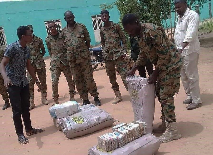 Phat hien 'nui' tien 130 trieu USD tai nha tong thong Sudan bi lat do hinh anh