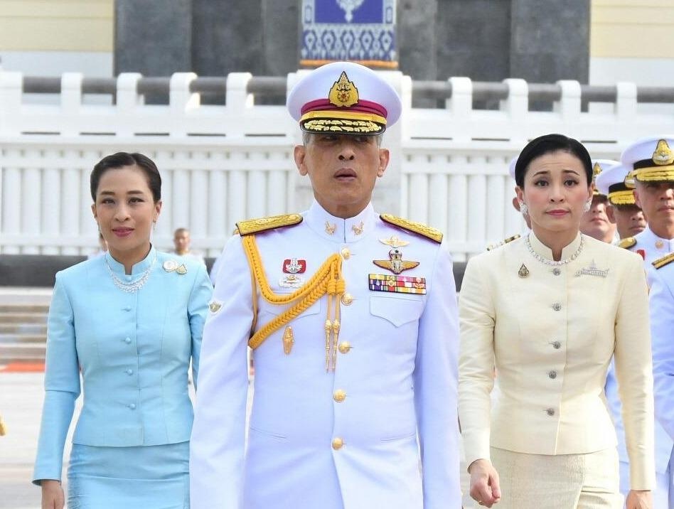 Nuoc thieng va 5 bieu tuong vuong quyen trong le dang co cua vua Thai hinh anh