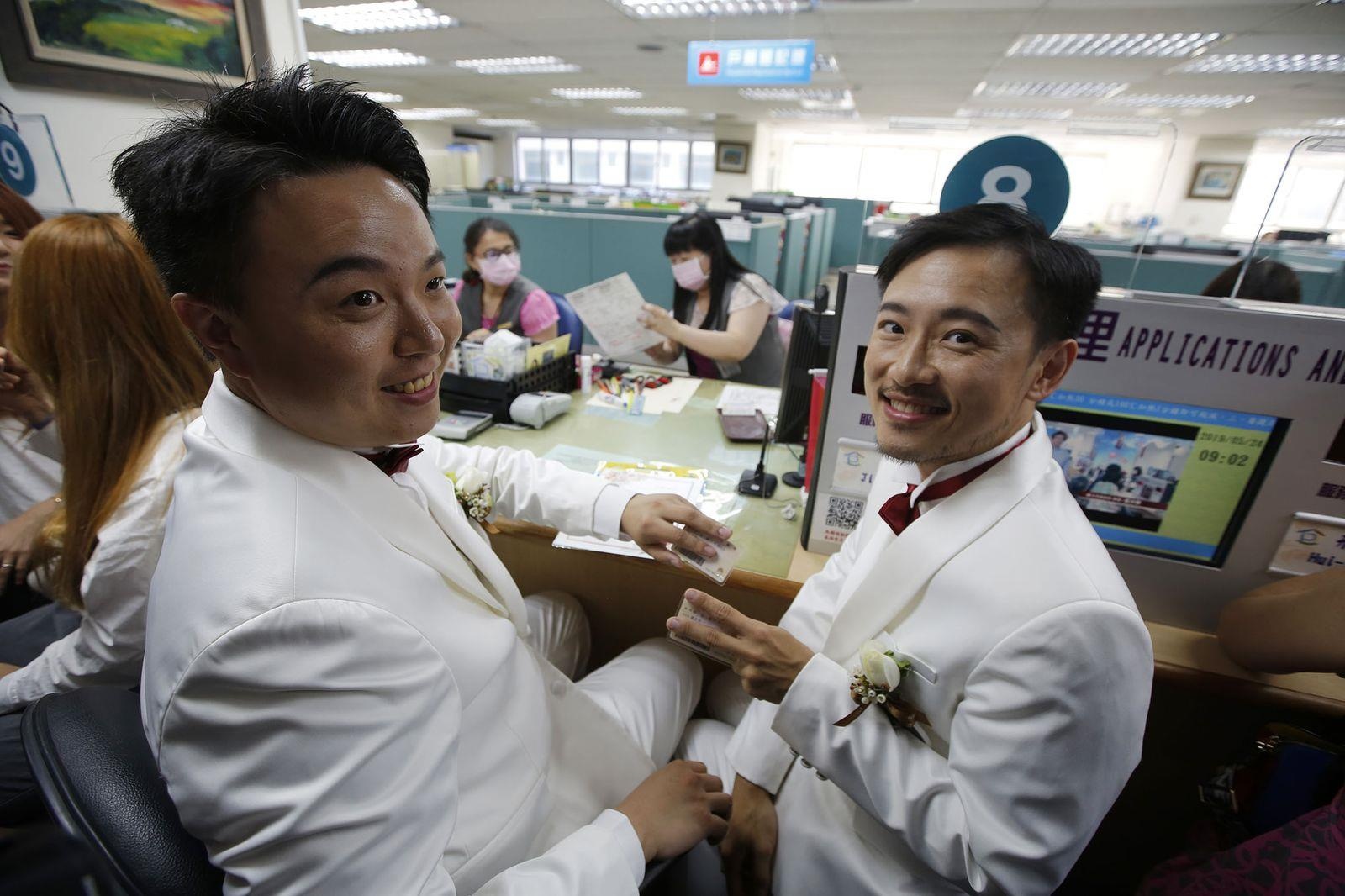 nguoi dong tinh dai loan ket hon anh 7