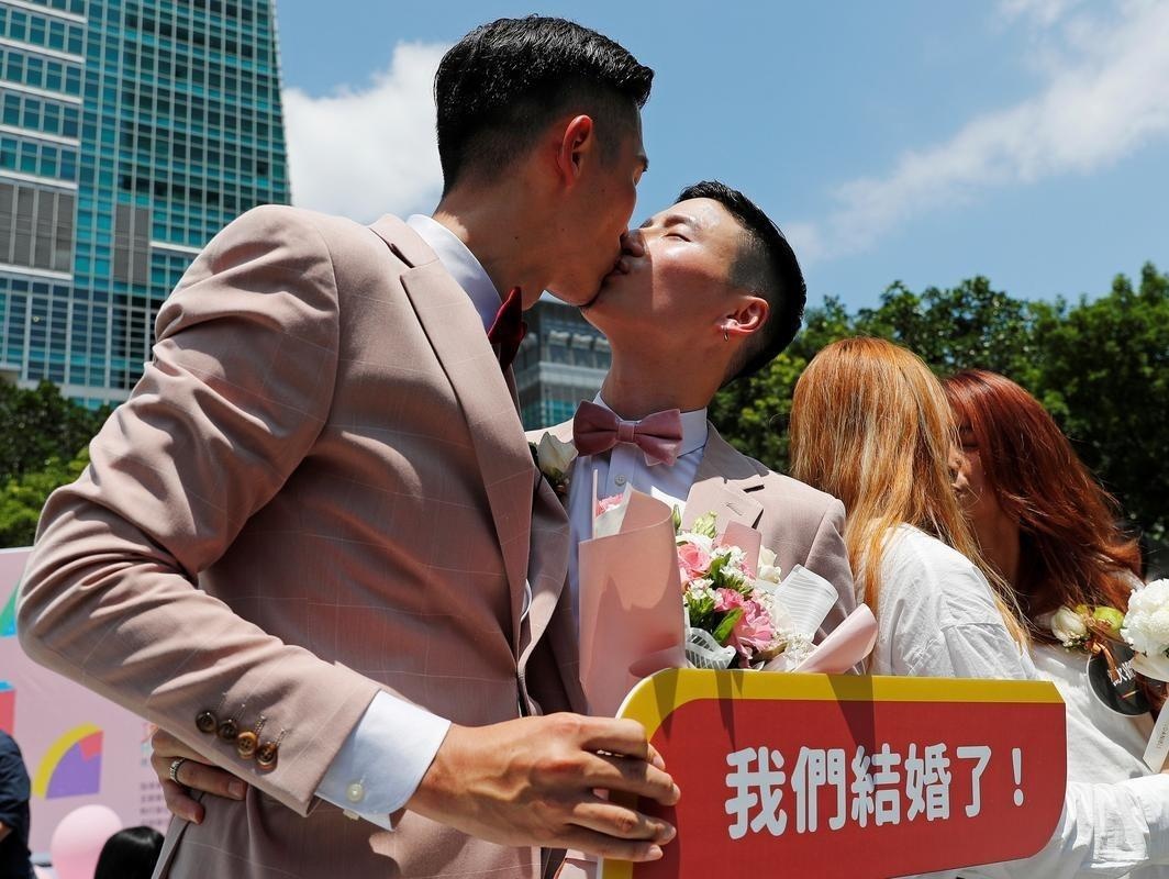 Nhung cap doi dong tinh dau tien cua chau A ket hon o Dai Loan hinh anh