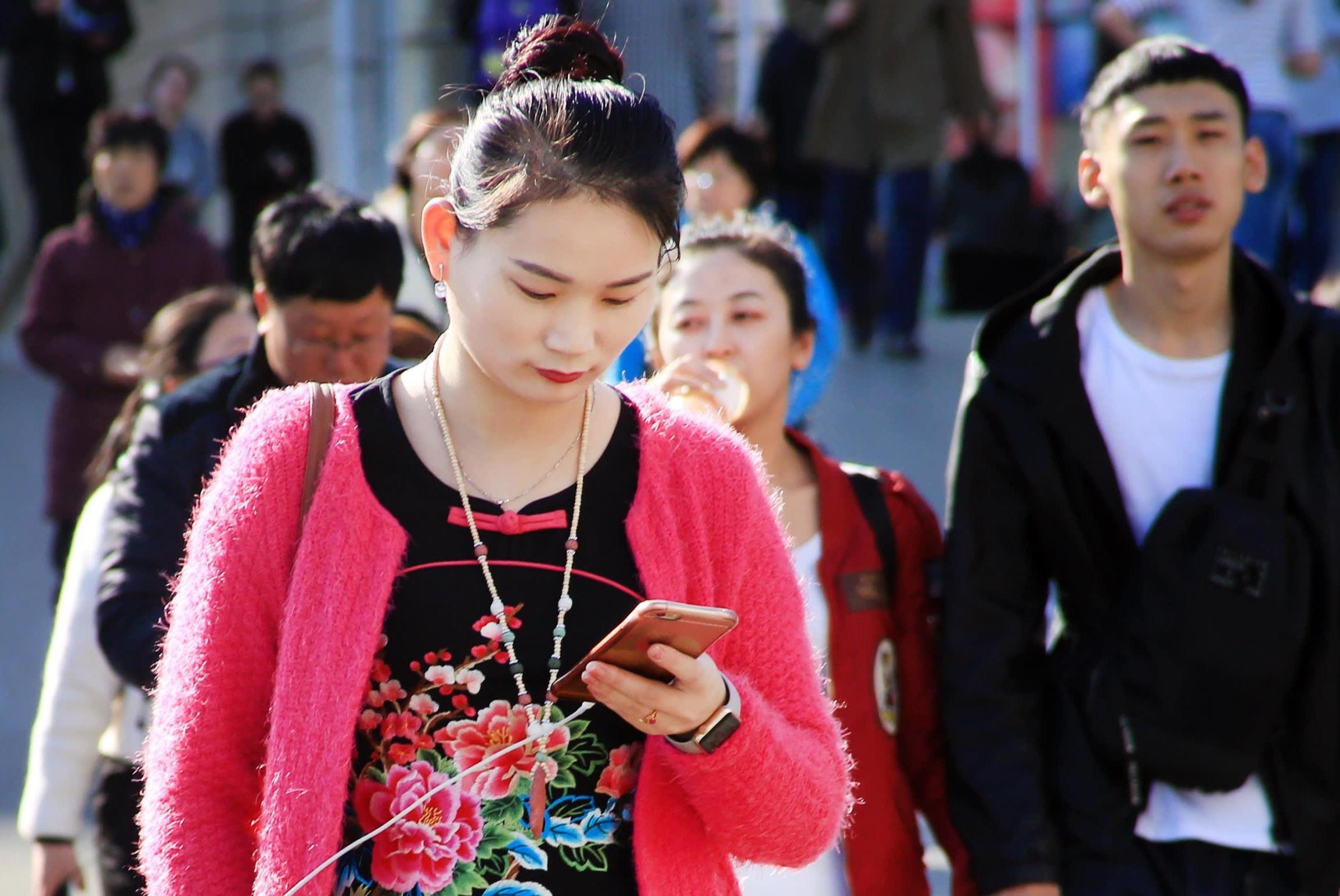 Lo chien tranh thuong mai, gioi trung luu TQ mua vang, doi tien hinh anh