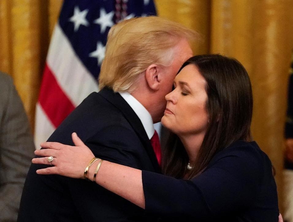 Tong thong Trump mat nu thu ky bao chi Nha Trang trung thanh hinh anh