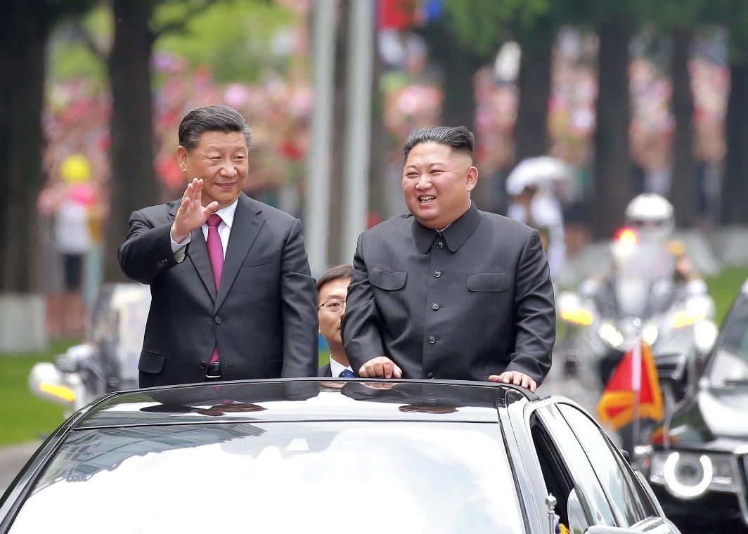 Bien nguoi va le tiep don ong Tap trong thi o Trieu Tien hinh anh