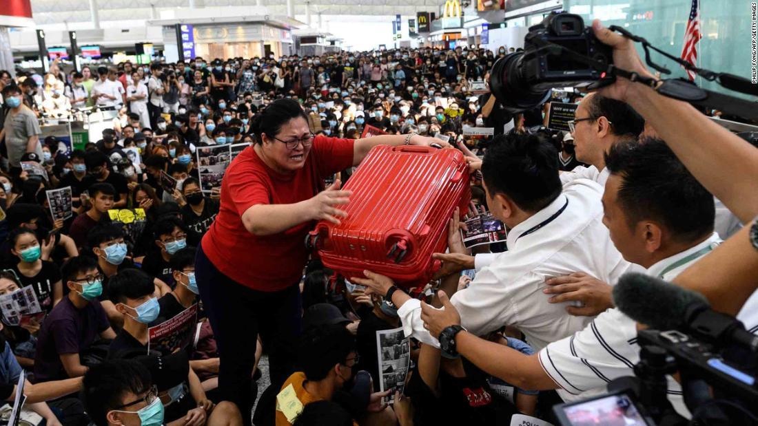 Ho tro hai cong dan VN ket o san bay Hong Kong do bieu tinh hinh anh