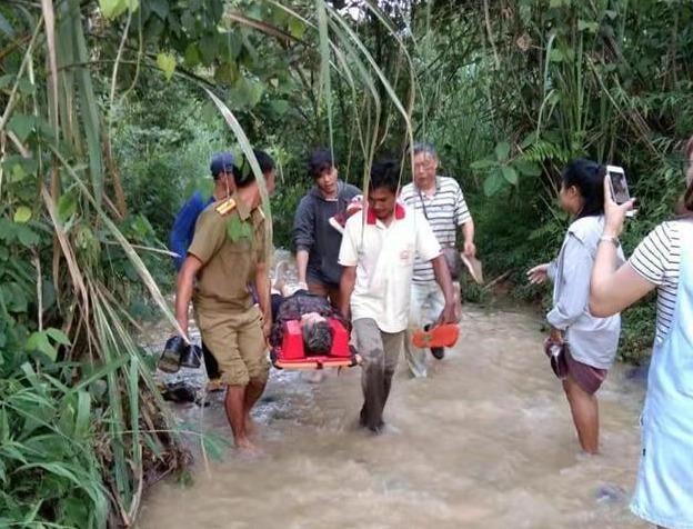 Xe roi xuong hem nui, 13 du khach Trung Quoc thiet mang o Lao hinh anh