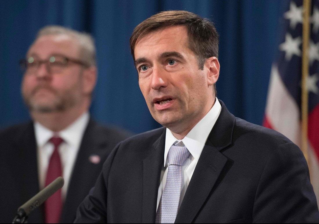 My bat vien chuc TQ gian lan visa de chieu mo cac nha khoa hoc hinh anh