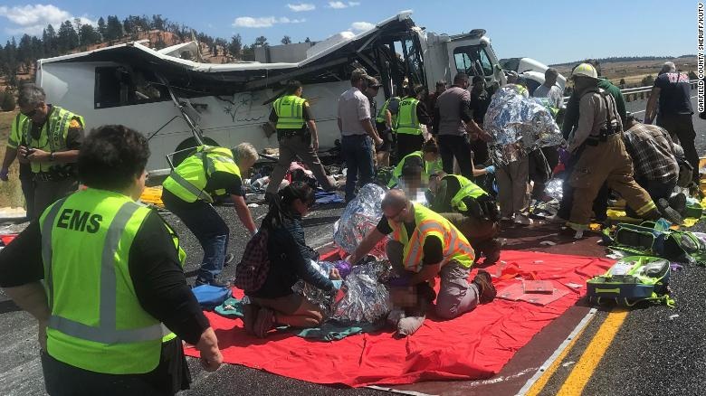 xe cho du khach trung quoc lat o my anh 2