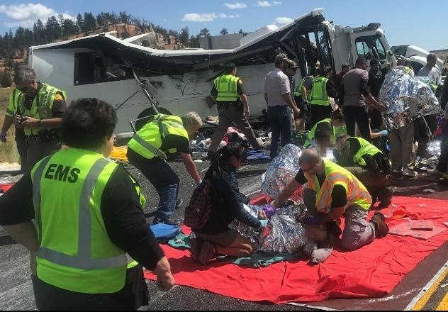 Xe cho hang chuc du khach Trung Quoc lat o My, 4 nguoi chet hinh anh