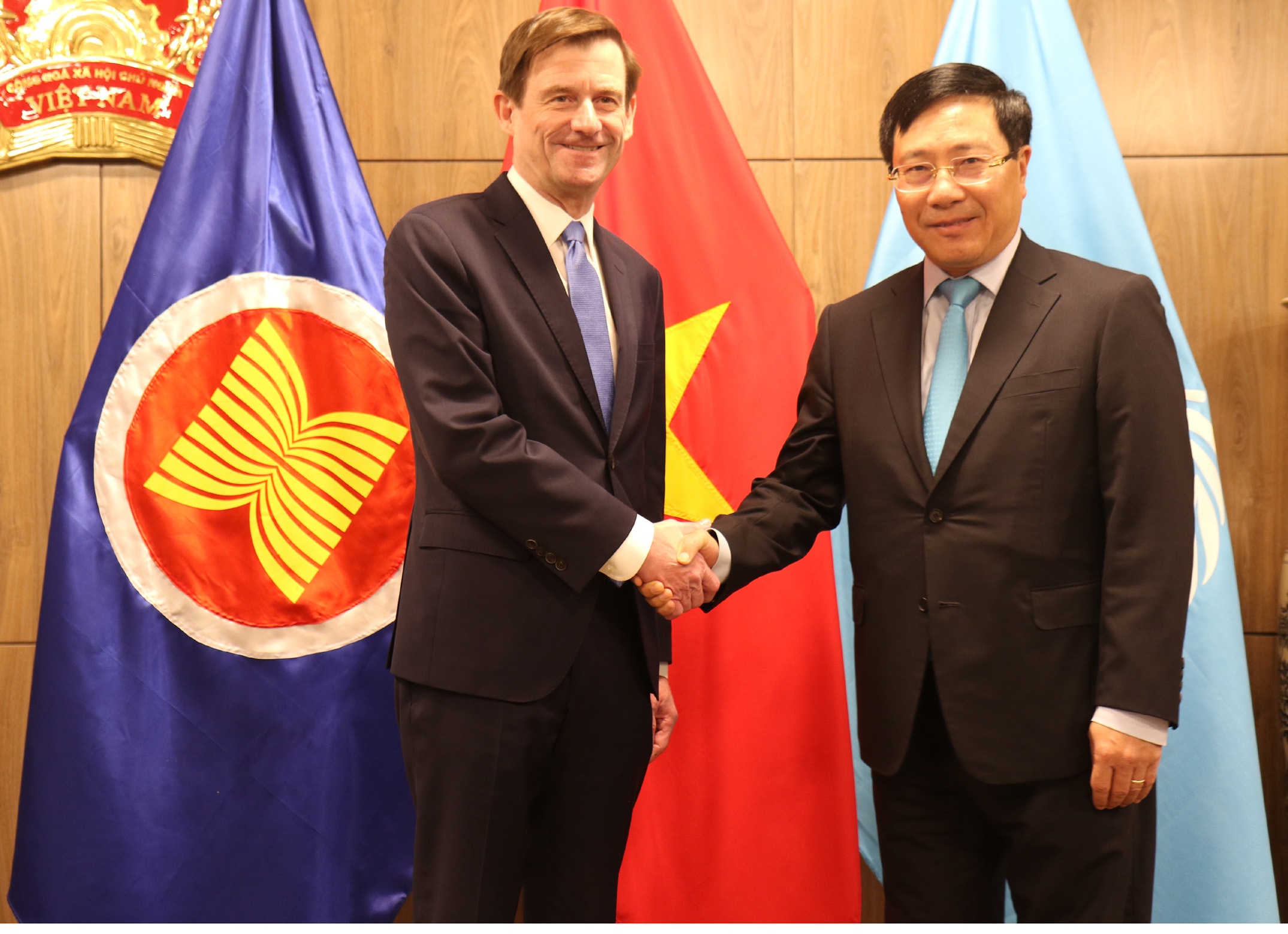 pham binh minh tiep xuc song phuong anh 2