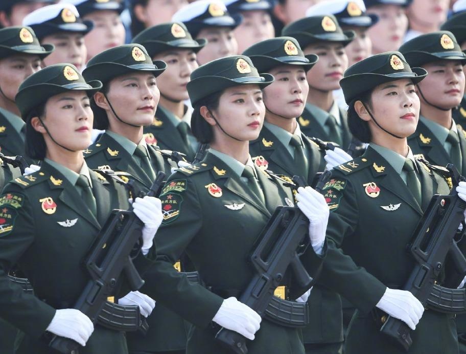 Nu tuong lan dau xuat hien o dieu binh quoc khanh Trung Quoc hinh anh