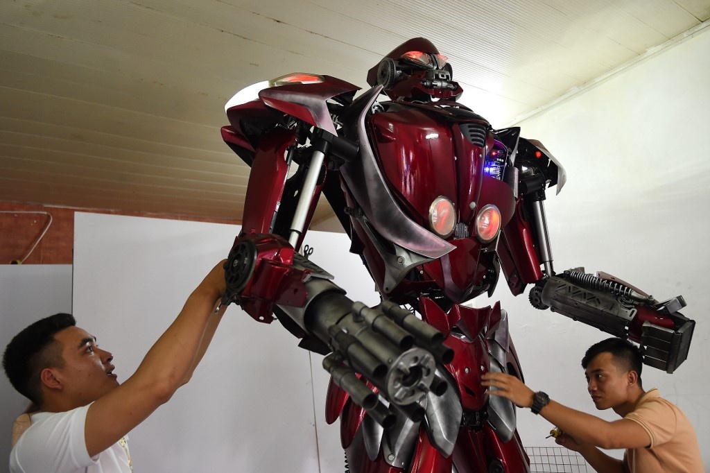 AFP: Thanh nien Viet lam robot Transformers tu phu tung xe may hinh anh