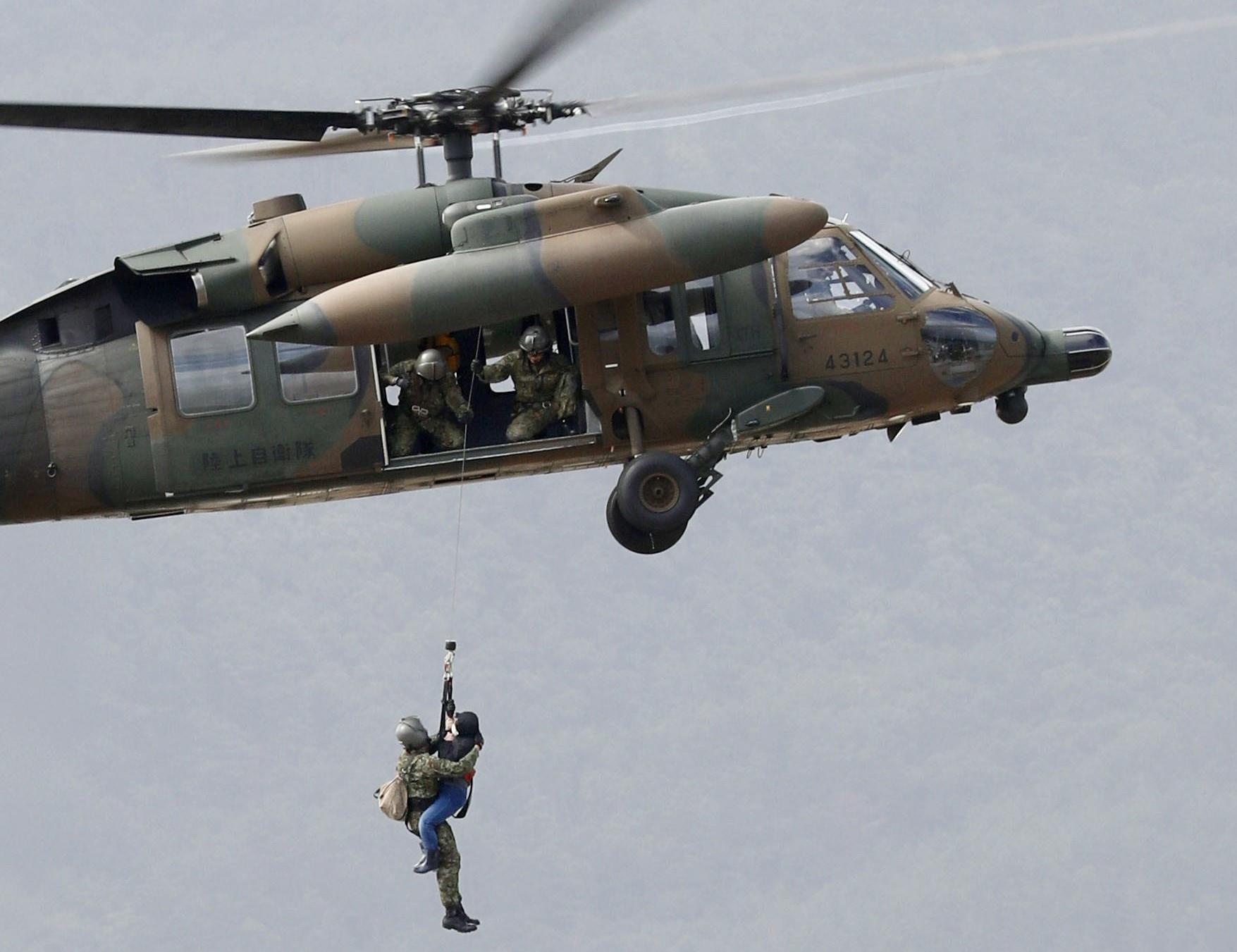 Truc thang quan su Nhat Ban keo nguoi khoi vung lu sau bao Hagibis hinh anh