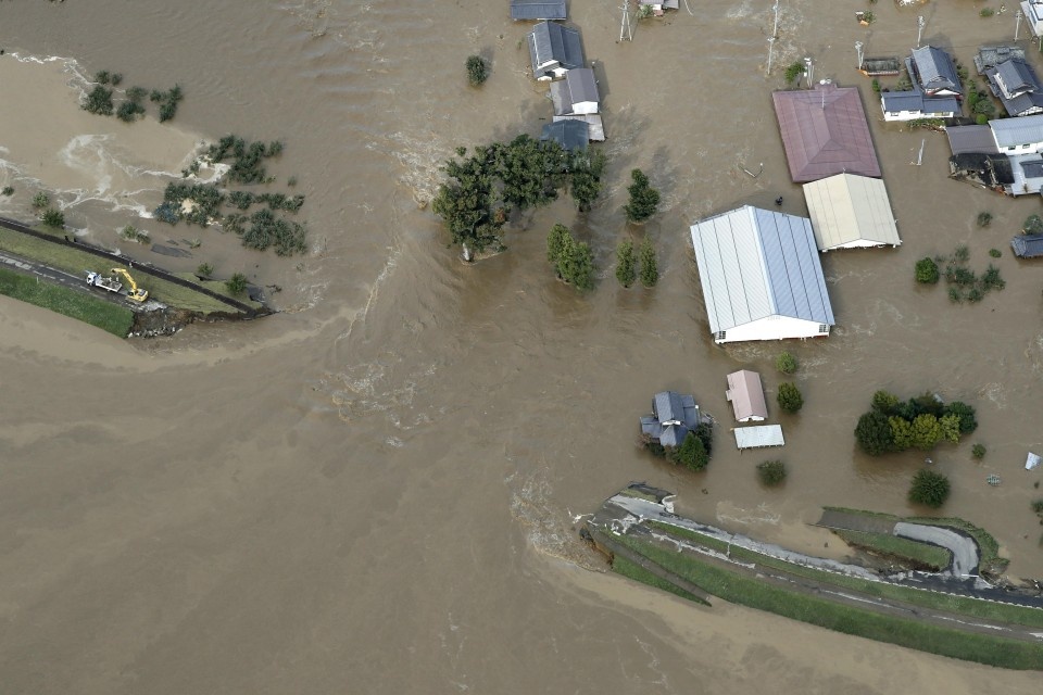 truc thang cuu ho giai cuu nan nhan bao o nhat anh 14