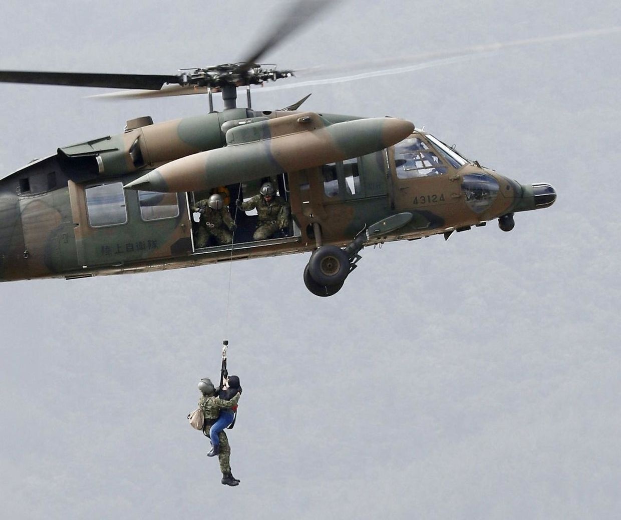 cu ba bi lam roi tu vong anh 3