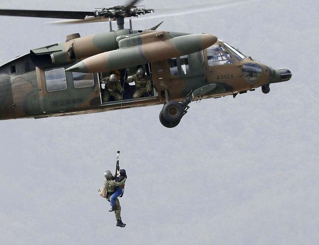 Cu ba roi truc thang thiet mang khi duoc giai cuu sau bao Hagibis hinh anh