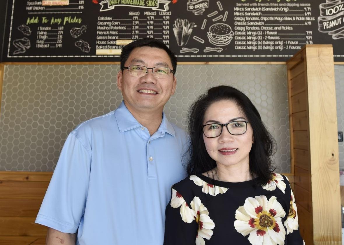 Ban ga ran, vo chong goc Viet xoa bo dinh kien ve di dan chau A o My hinh anh