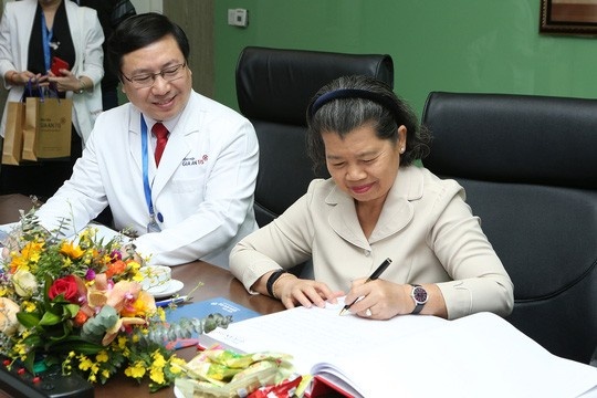 nguoi campuchia sang viet nam chua benh anh 3