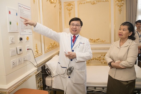 Nhieu nguoi Campuchia kham va chua benh tai Benh vien Gia An 115 hinh anh