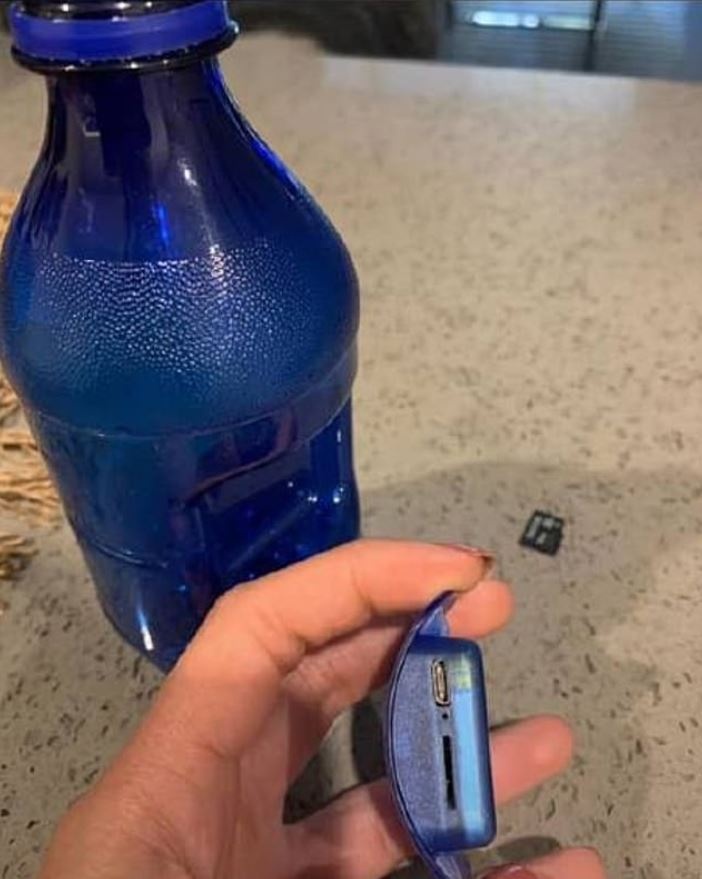 du khach phat hien camara quay len trong chai nuoc anh 1