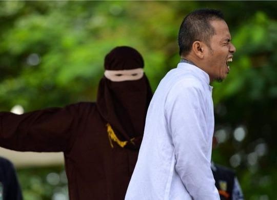 Nguoi soan luat cam ngoai tinh o Indonesia bi phat roi vi ngoai tinh hinh anh