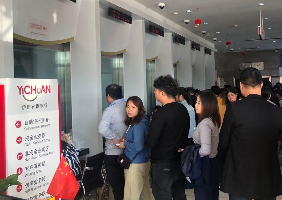 Nguoi dan do xo rut tien khoi ngan hang tinh o Trung Quoc hinh anh