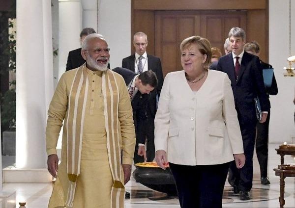 Hit bui o New Delhi, thu tuong Duc hua chi 1 ty euro giup An Do hinh anh