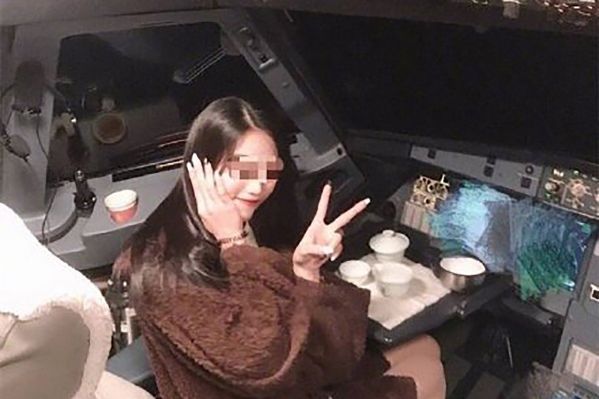 Hang bay TQ ky luat 8 quan ly cap cao sau vu nu sinh vao buong lai hinh anh