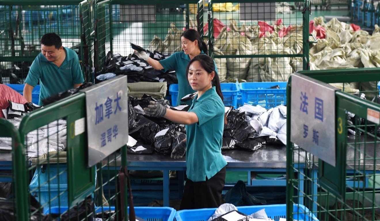 Con sot mua sam online dang tao ra nhung nui rac o Trung Quoc hinh anh