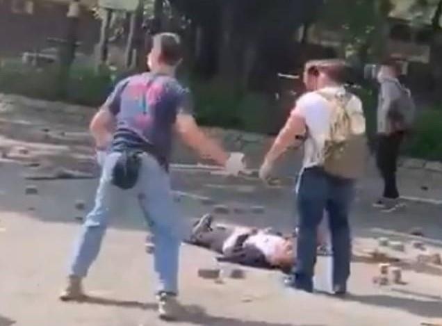 Cu ong bi nem gach trong bieu tinh o Hong Kong da qua doi hinh anh