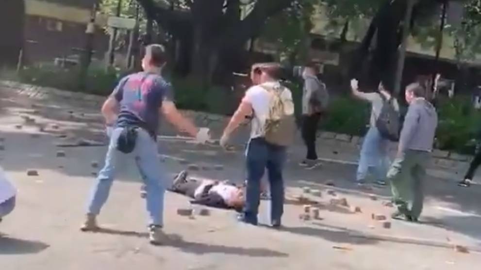 người bị ném gạch ở hong kong đã qua đời ảnh 1 nguoi bi nem gach o hong kong da qua doi anh 1