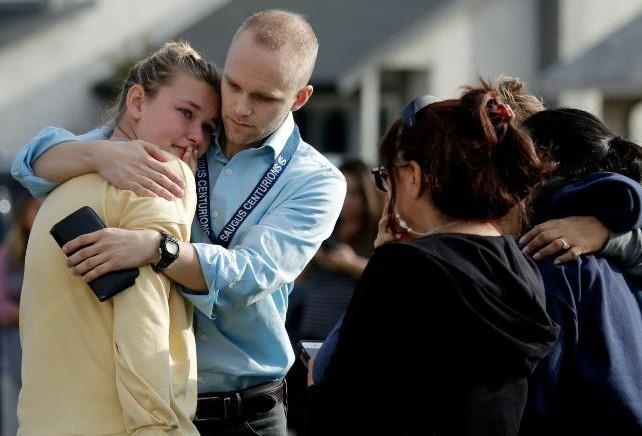 Ba si quan ngoai ca truc lao vao cuu nan nhan xa sung o My hinh anh