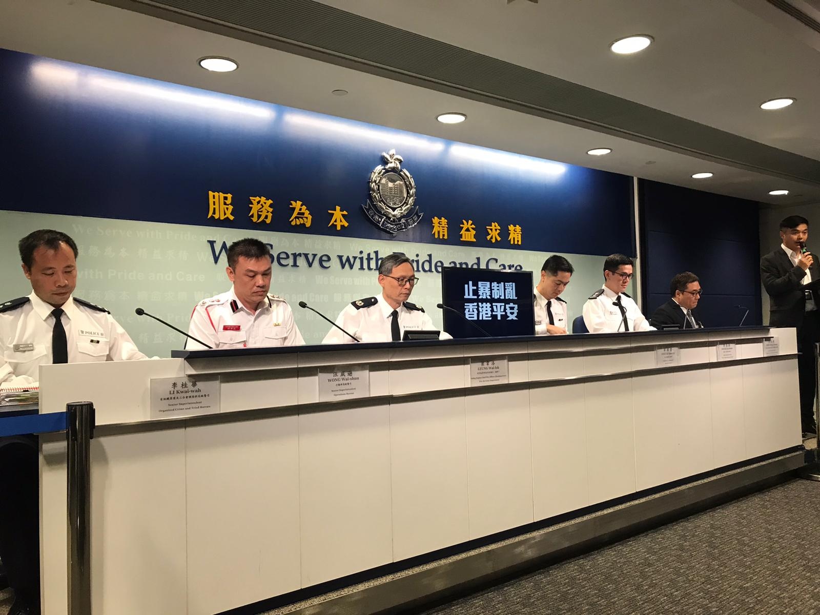 Canh sat Hong Kong len an nguoi bieu tinh hanh dong 'nhu khung bo' hinh anh