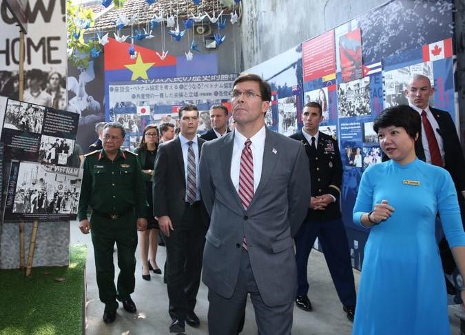 Bo truong Quoc phong My tham di tich nha tu Hoa Lo hinh anh