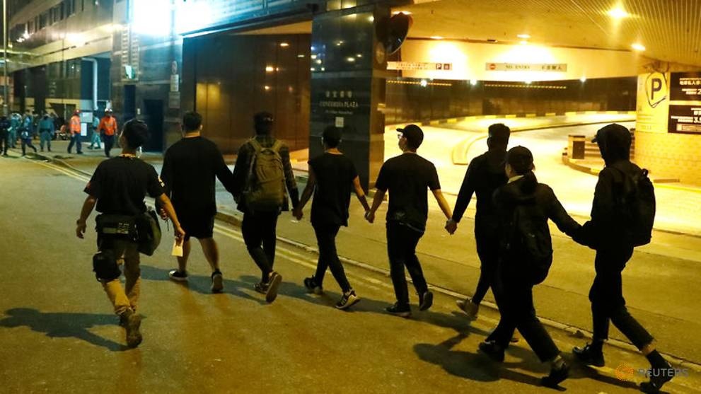 người biểu tình hong kong đầu hàng cảnh sát ảnh 1 nguoi bieu tinh hong kong dau hang canh sat anh 1