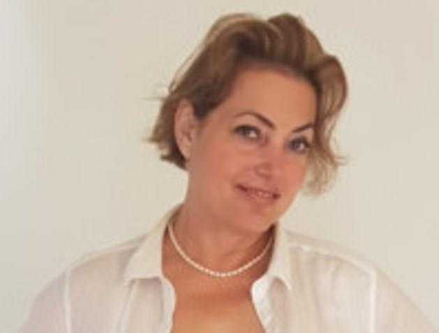 Nhan vien su quan Qatar o Anh bi ep to chuc tiec sex cho sep hinh anh