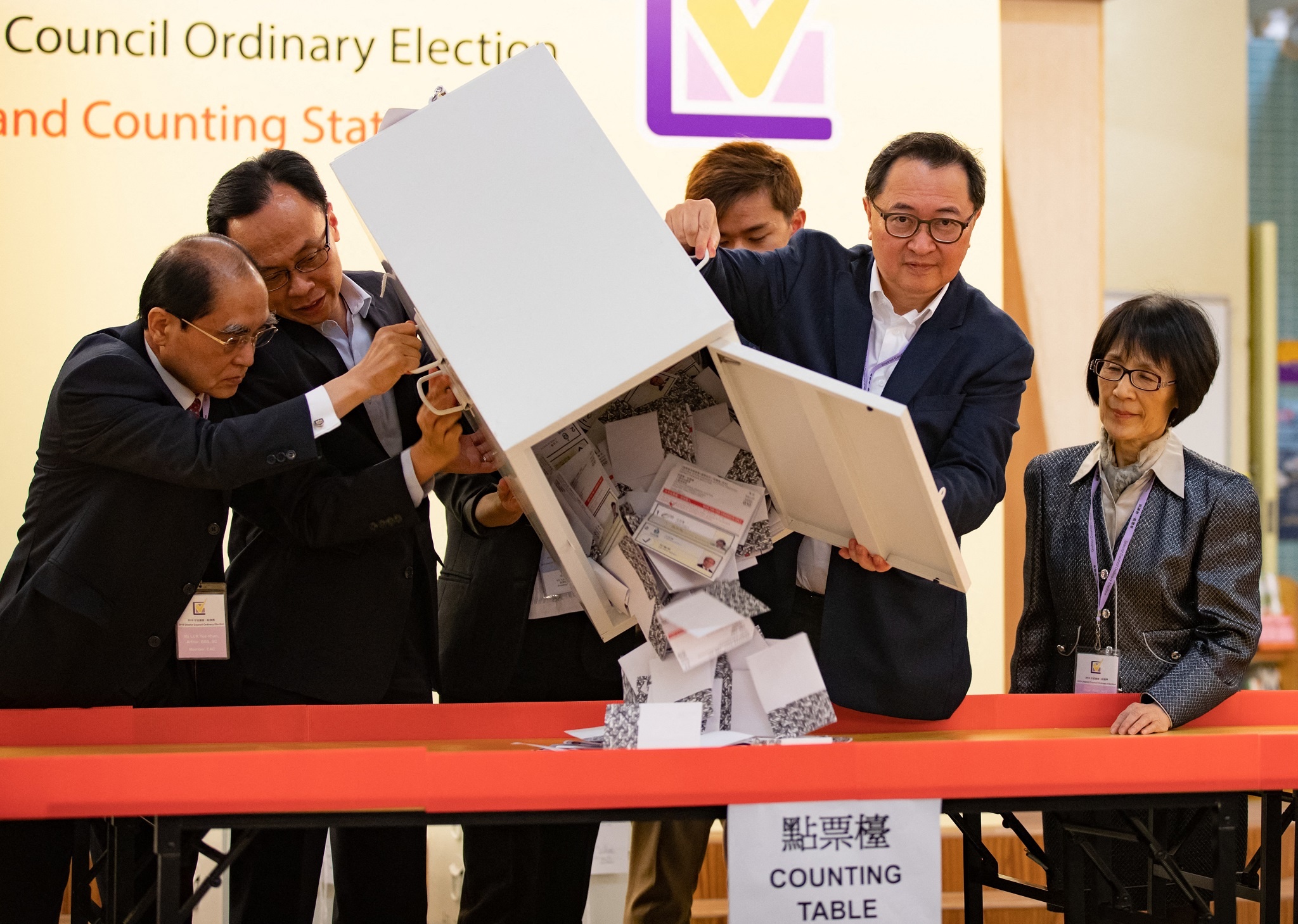 bau cu hong kong dat ky luc ve so nguoi anh 2