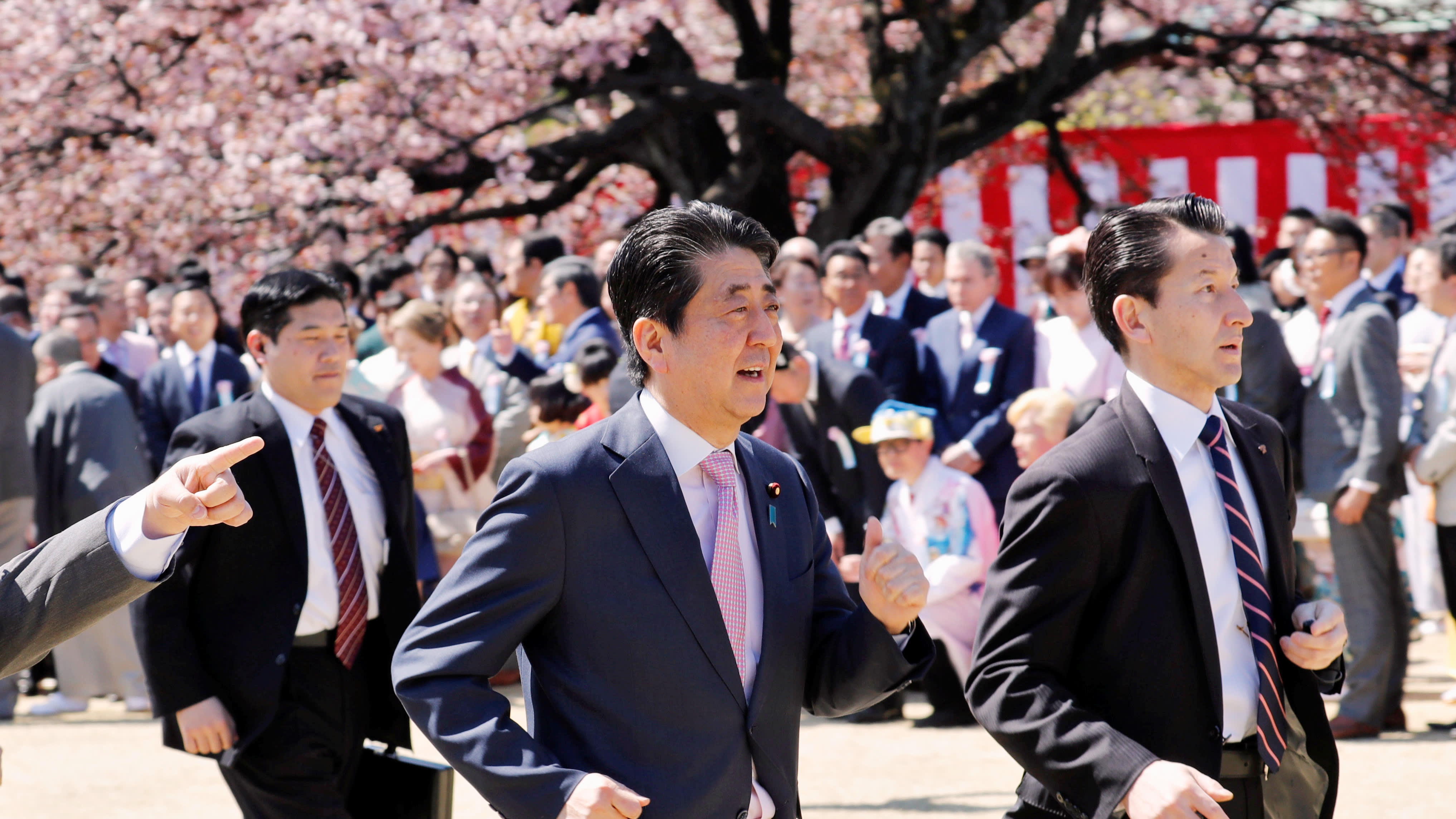 May huy tai lieu khong lo khien Thu tuong Abe lai gap song gio hinh anh