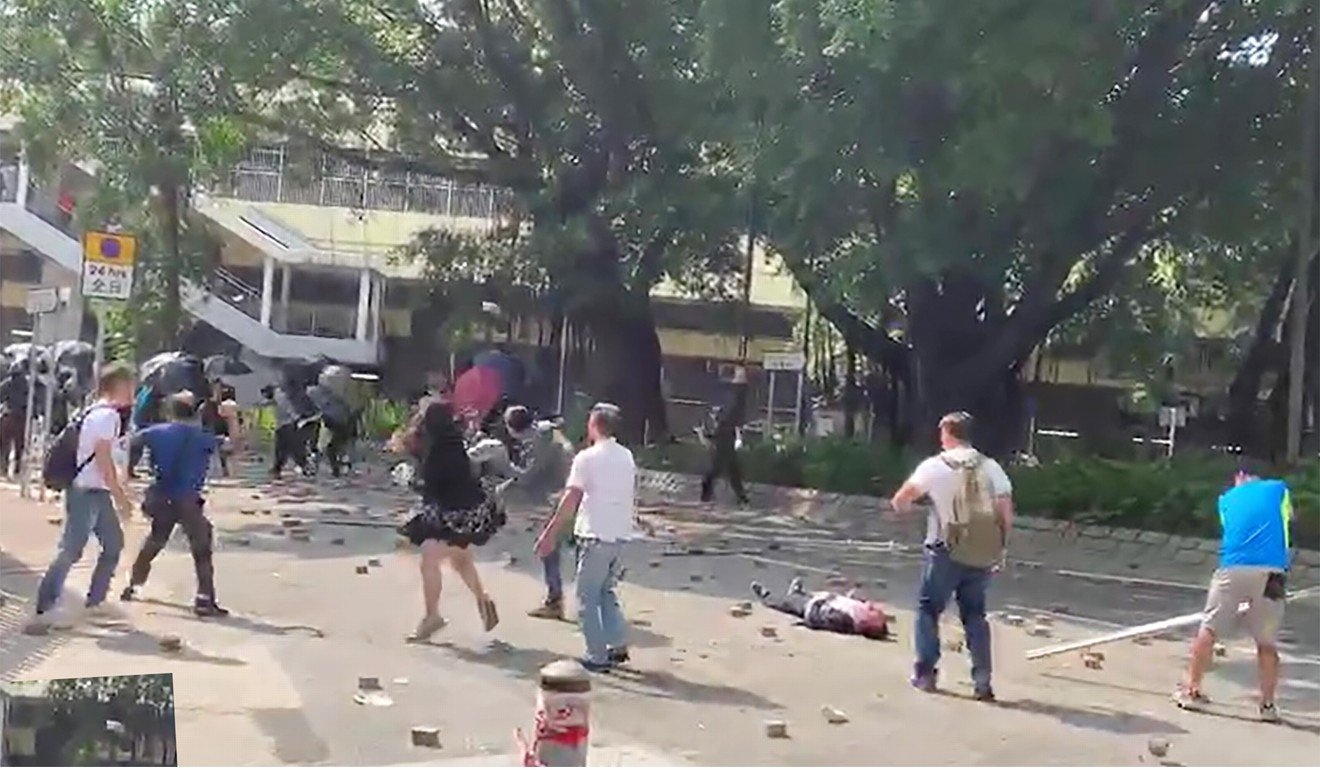 Hong Kong rao thuong 100.000 USD tim ke nem gach cu ong giua bieu tinh hinh anh