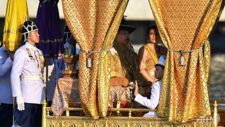 Vua Thai cung hoang hau du le ruoc thuyen, hoan tat qua trinh dang co hinh anh