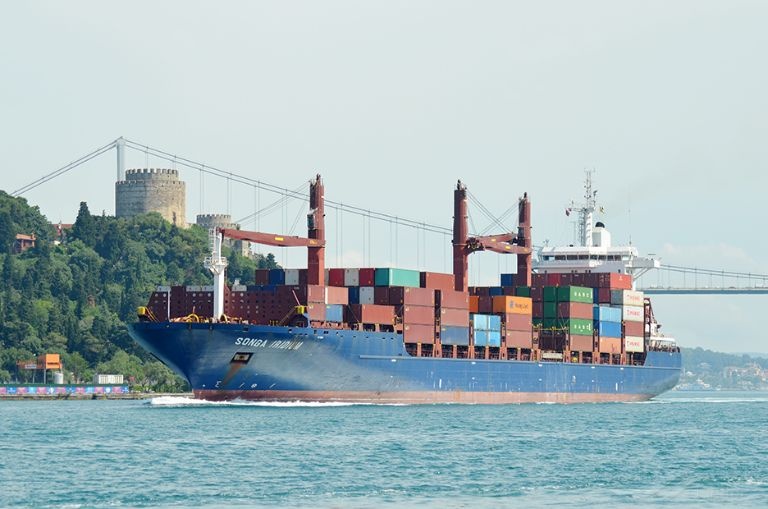 Tau hang 'dam vao bo', Tho Nhi Ky dong cua eo bien Bosphorus hinh anh