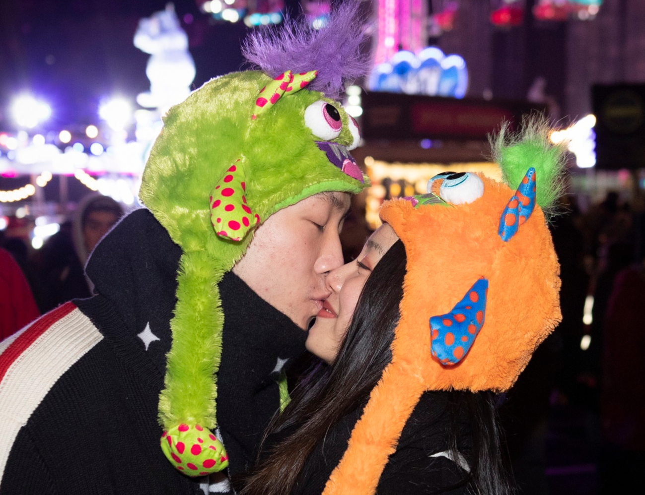 Tai sao chung ta hon nhau luc giao thua? hinh anh