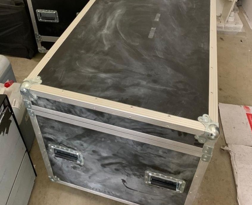 Chiec thung giup cuu lanh dao Nissan tron khoi Nhat hinh anh