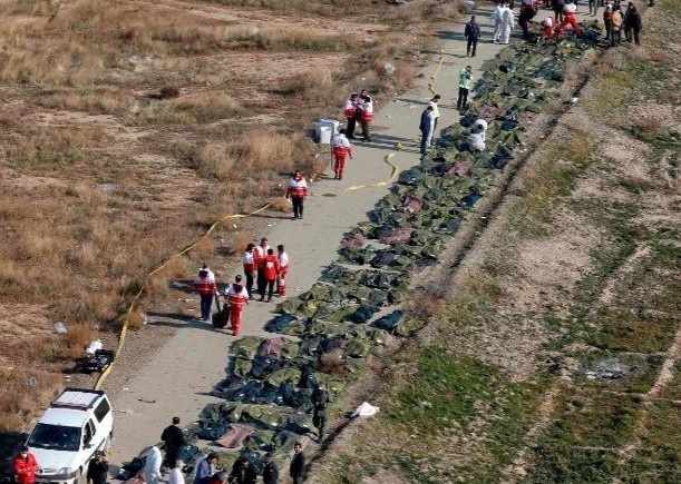 Cu dien thoai cuoi am anh cua nu hanh khach tren may bay roi o Iran hinh anh