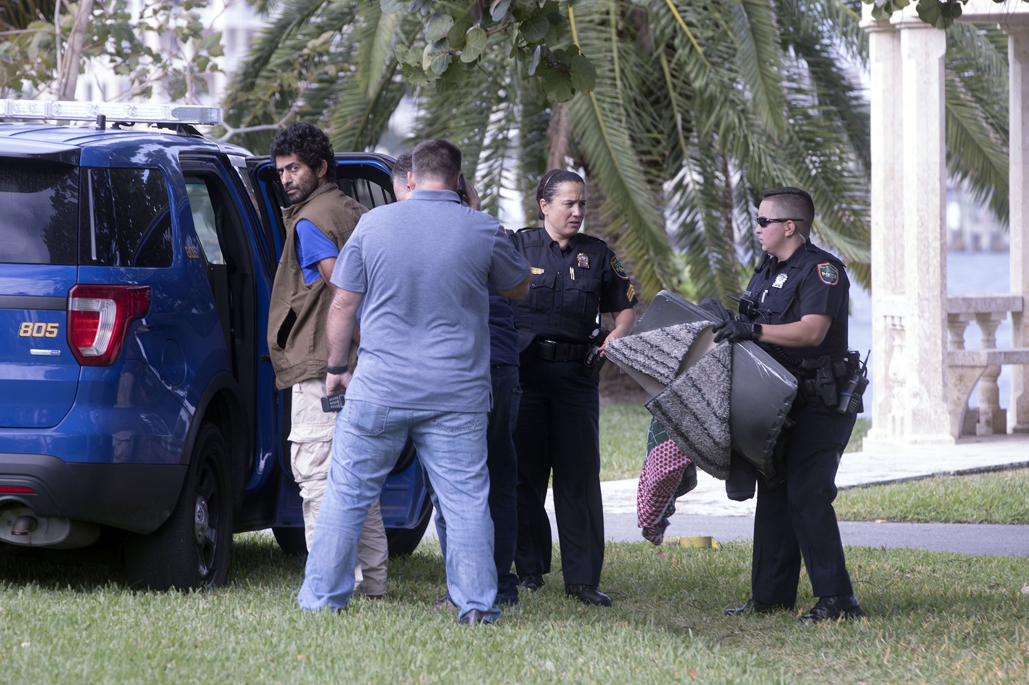 My bat nguoi Iran mang ma tau gan khu nghi duong cua TT Trump hinh anh