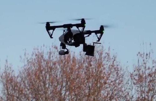 TQ dung drone co loa de nhac nho dan deo khau trang hinh anh