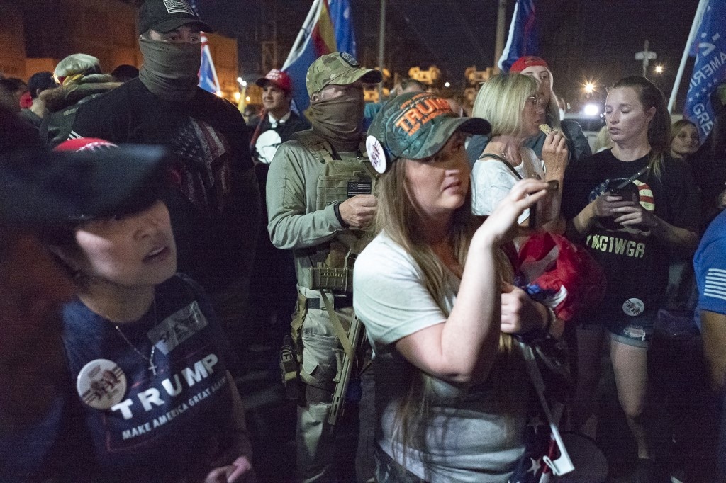 Sung ong,  dinh ba cua nguoi ung ho Trump tai diem kiem phieu o Arizona anh 2