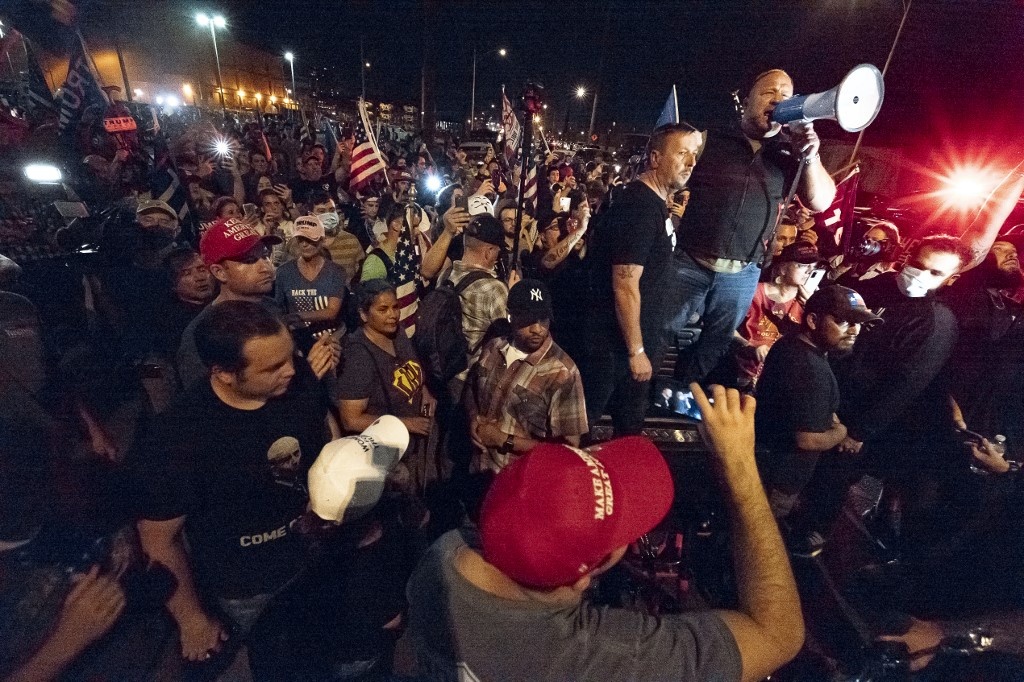 Sung ong,  dinh ba cua nguoi ung ho Trump tai diem kiem phieu o Arizona anh 9